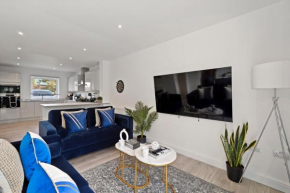 OFFERS 3 Bed House with Free Parking Ideal for Contractors or Relocation Stays Sittingbourne